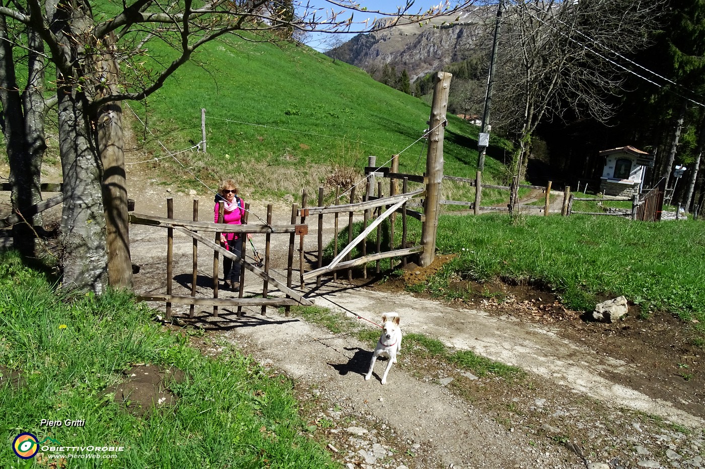 30 Si passa da un cancello di legno.JPG